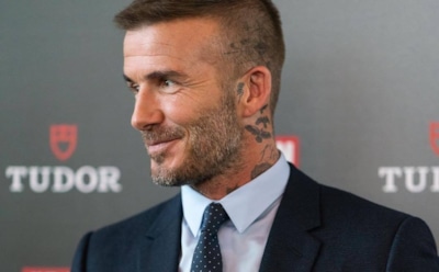 Поклонница Бекхэма обнажила грудь, чтобы поднять ему настроение