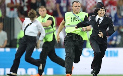 Pussy Riot в полицейской форме прервали матч финала ЧМ-2018