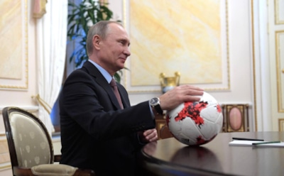 Путин предложил создать для болельщиков упрощенный визовый режим