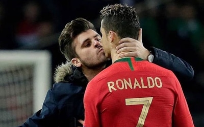 Политика и фанатизм: 10 выходок зрителей на футбольном поле