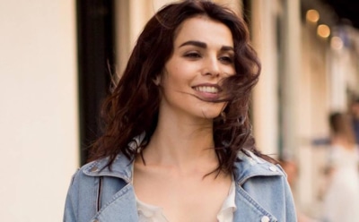 Сати Казанова похвасталась красивой фигурой в серебристом боди