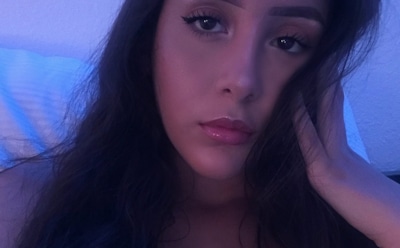 Девушка-спасатель показала сексуальное тело на фоне тонущей жертвы