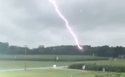 В США мужчина заснял удар молнии в опасной близости