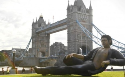 В Лондоне установили статую Джеффа Голдблюма в позе из «Парка Юрского периода»