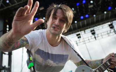 Рок-музыкант обрызгал фанатку пивом и спас ее от рака мозга