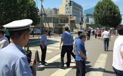 СМИ: у здания посольства США в Пекине женщина совершила самосожжение