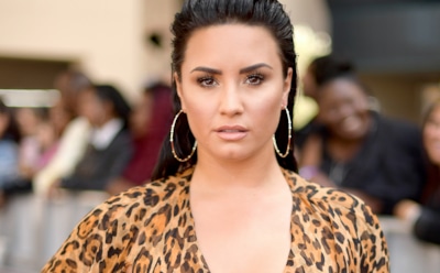 Деми Ловато забыла слова песни о трезвости накануне передозировки