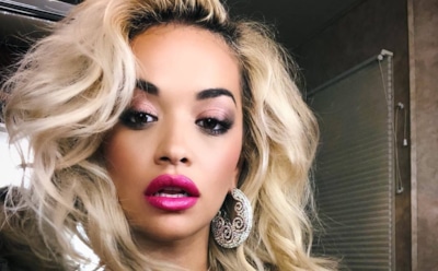 Рита Ора выложила фотографию топлес, чтобы поздравить подругу с днем рождения