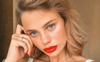 Алена Преснякова выбрала боди с откровенным декольте для отдыха на пляже