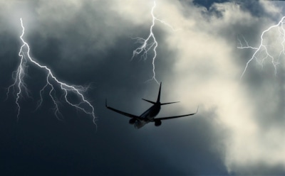 В Кишиневе пассажирский самолет поразила молния