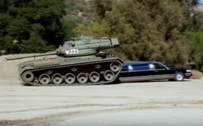 Арнольд Шварценеггер раздавил лимузин на танке