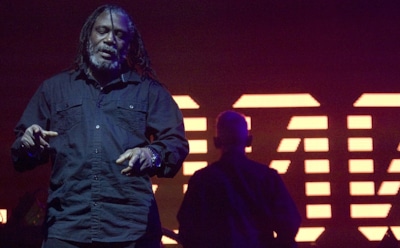 На концерте Massive Attack в Москве зрителям показали политические лозунги