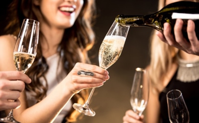 Учёные: шампанское полезно для работы мозга