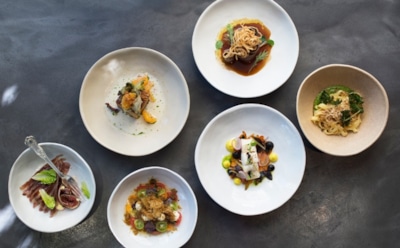 Ученые развеяли миф о пользе приема пищи с маленьких тарелок