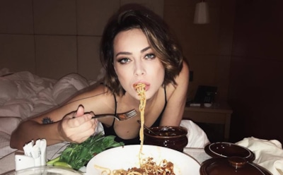 Самбурская обескуражила подписчиков пикантным видео с огурцами