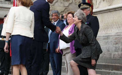 В Интернете смеются над нелепым реверансом Терезы Мэй