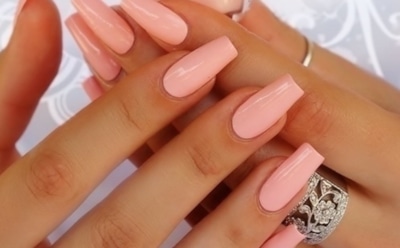 Дерматологи объяснили опасность лаков для ногтей