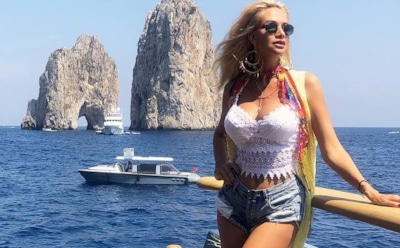 Виктория Лопырева сразила белым купальником на Сардинии