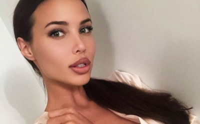 Анастасия Решетова показала пышную грудь на знойном селфи