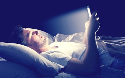 Ученые выяснили, почему свет от экрана смартфона вредит зрению