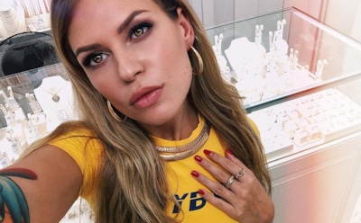 Дакота призвала поклонников не устраивать травлю Соколовскому после измены