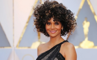 Холли Берри приподняла мокрую майку для эротического снимка