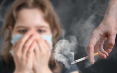 Ученые: пассивное курение в детстве повышает риск болезни легких