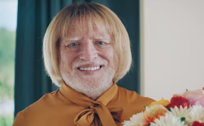 Герой мема «Гарольд, скрывающий боль» предстал в образе женщины