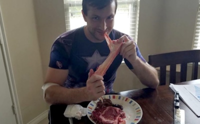Ученый из США похудел на одном сыром мясе