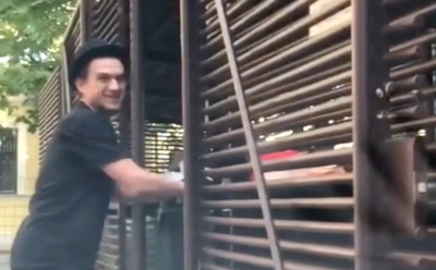 Регина Тодоренко сняла, как Влад Топалов ищет в мусорном баке обувь