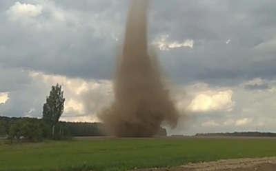 В Беларуси огромный смерч засняли на видео