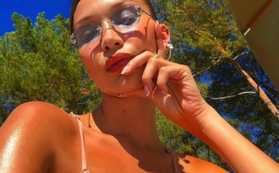 Супермодель Белла Хадид показала пышную грудь в бассейне