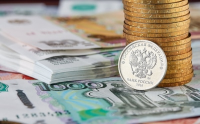 ЦБ незначительно снизил курс доллара к рублю