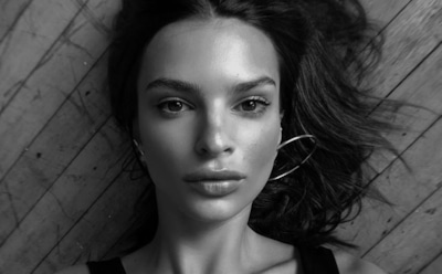 Эмили Ратаковски обнажила грудь для смелой фотосессии