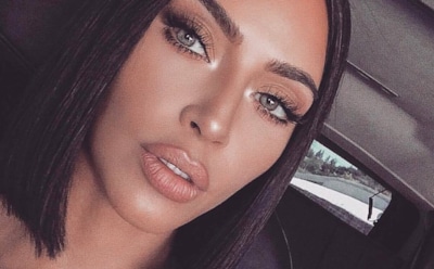 Ким Кардашьян вышла в свет в облегающем мини-платье