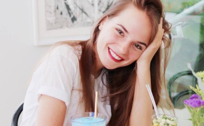 Видеоблогер Саша Спилберг опубликовала пикантные снимки в купальнике