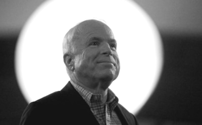 Сенатор США Джон Маккейн умер от рака мозга