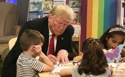 Трамп опозорился перед детьми, раскрашивая флаг США