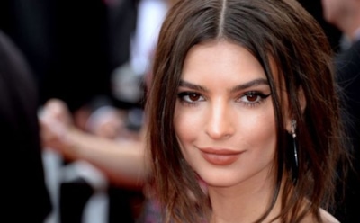 Эмили Ратаковски снялась обнажённой в ванной