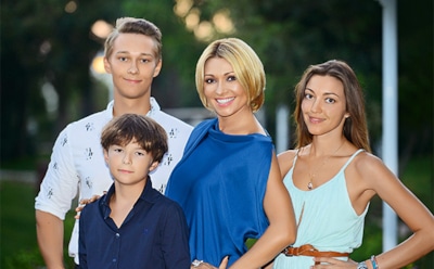 “Учат в школе”: 5 звёзд, ставших родителями в годы учёбы