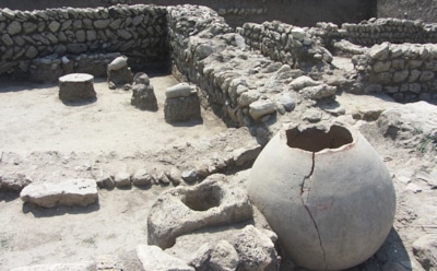 На Кубани нашли сосуд с жидкостью, лежавший в гробнице 2 тыс лет