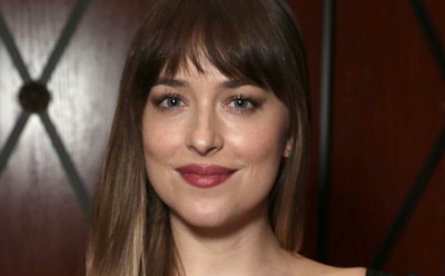 Режиссер прикрыл оголившуюся грудь Дакоты Джонсон перед папарацци