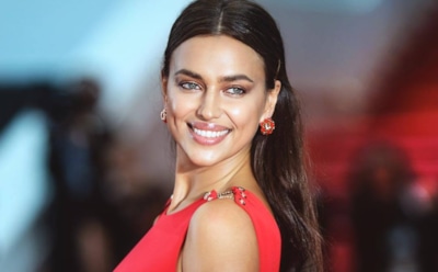 Ирина Шейк взбудоражила папарацци полупрозрачным боди на модном показе