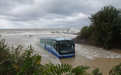 В Новороссийске пассажирский автобус смыло в море