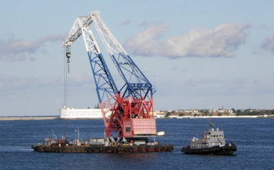 Плавучий кран врезался в Крымский мост