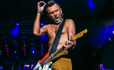 Разведенный Сергей Шнуров вышел в свет с новой девушкой