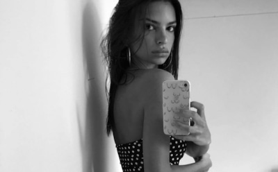 Эмили Ратаковски показала достоинства своей фигуры на новом фото