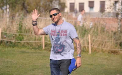 Тома Харди засняли с поклонниками в московском метро