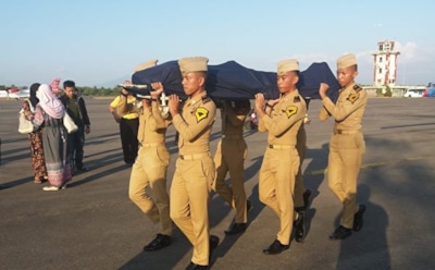 Диспетчер погиб на посту во время спасения лайнера от цунами в Индонезии