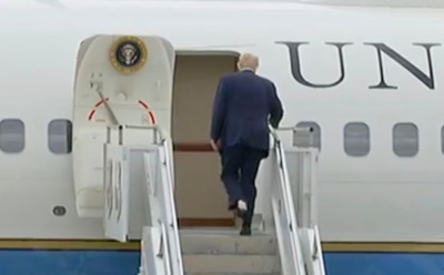 Трампа высмеяли за прилипшую к ботинку туалетную бумагу